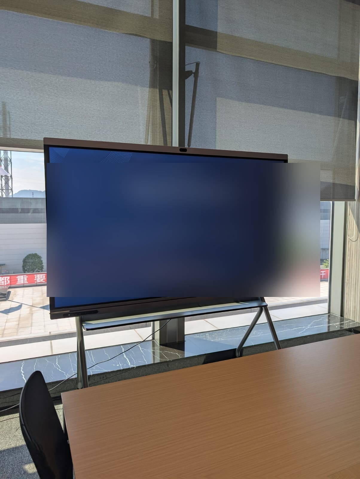 Privacy-blurred welcome screen at the start of a partner briefing in China